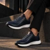 Tenis 3050 Azul Clásico — Sentado · tobillos cruzados