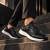 Tenis 3050 Negro Clásico — exterior en clave baja 1 Tenis 3050 Negro Clásico — Paso alto