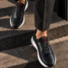 Tenis 3050 Negro Clásico — exterior en clave baja 2 Tenis 3050 Negro Clásico — Descenso cenital