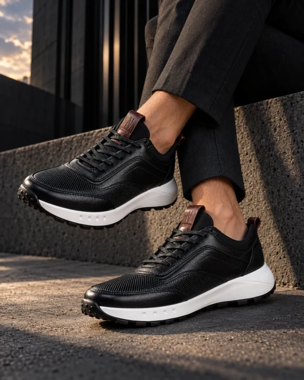Tenis 3050 Negro Clásico — exterior en clave baja 3 Tenis 3050 Negro Clásico — Sentado · tobillos cruzados