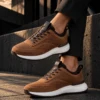 Tenis 3050 Runner Cartier Crema — Sentado · tobillos cruzados
