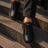 Tenis 3205 Eva Runner Negro con Detalles Miel — exterior en clave baja 2 Tenis 3205 Eva Runner Negro con Detalles Miel — Descenso cenital
