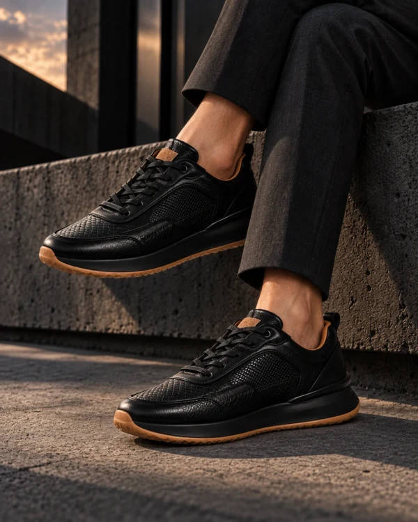 Tenis 3205 Eva Runner Negro con Detalles Miel — exterior en clave baja 3 Tenis 3205 Eva Runner Negro con Detalles Miel — Sentado · tobillos cruzados