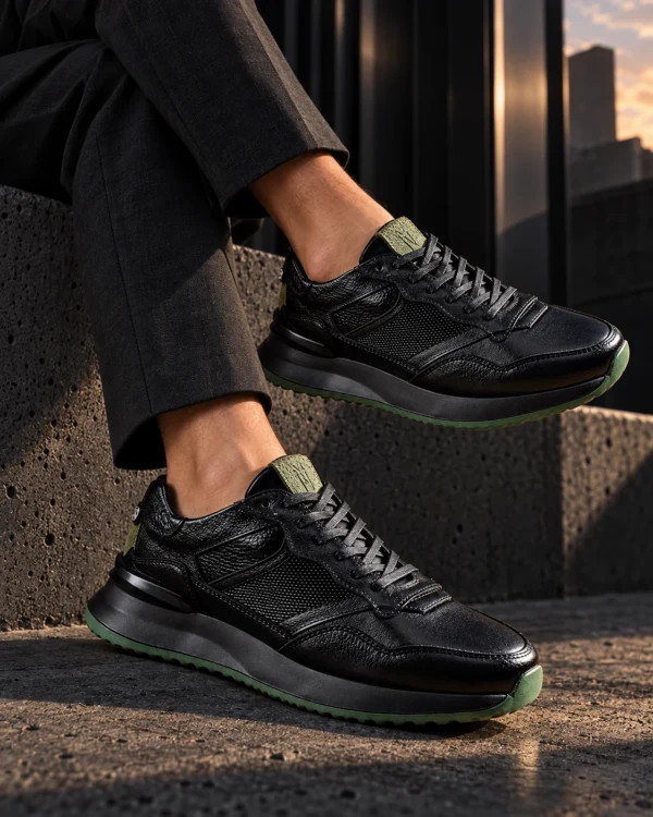 Tenis 3355 Eva Runner Negro con Verde — exterior en clave baja 3 Tenis 3355 Eva Runner Negro con Verde — Sentado · tobillos cruzados